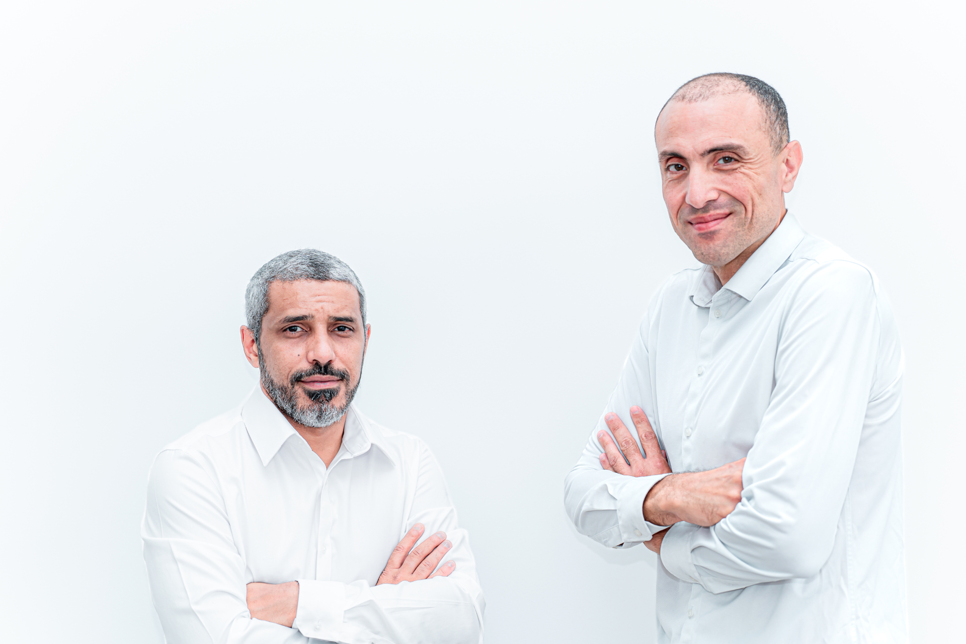 Les deux associés fondateurs de Résonance 360, bras croisés en chemise blanche