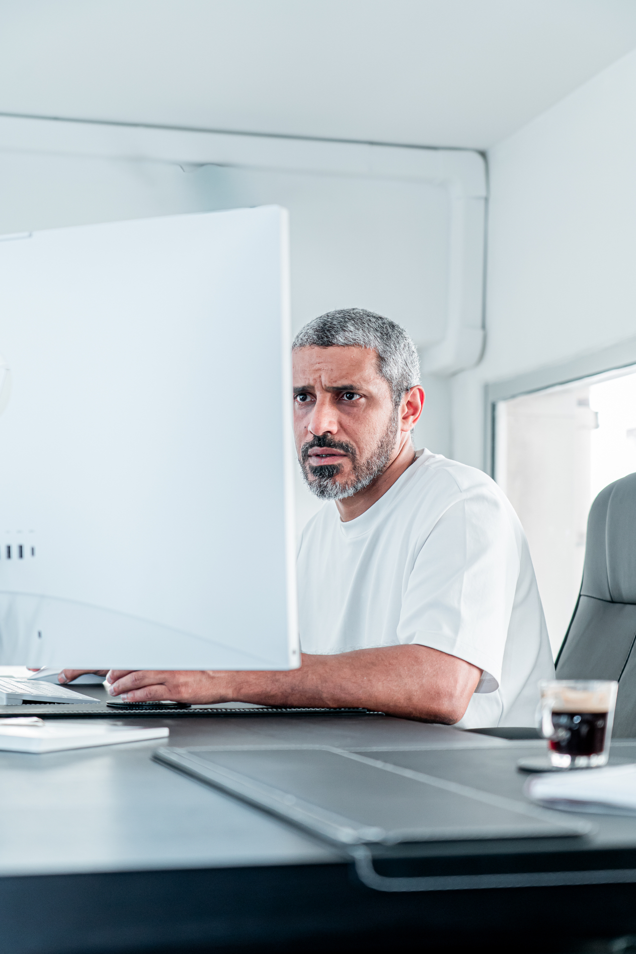 Portrait d'un membre de l'équipe Résonance 360 à son poste de travail