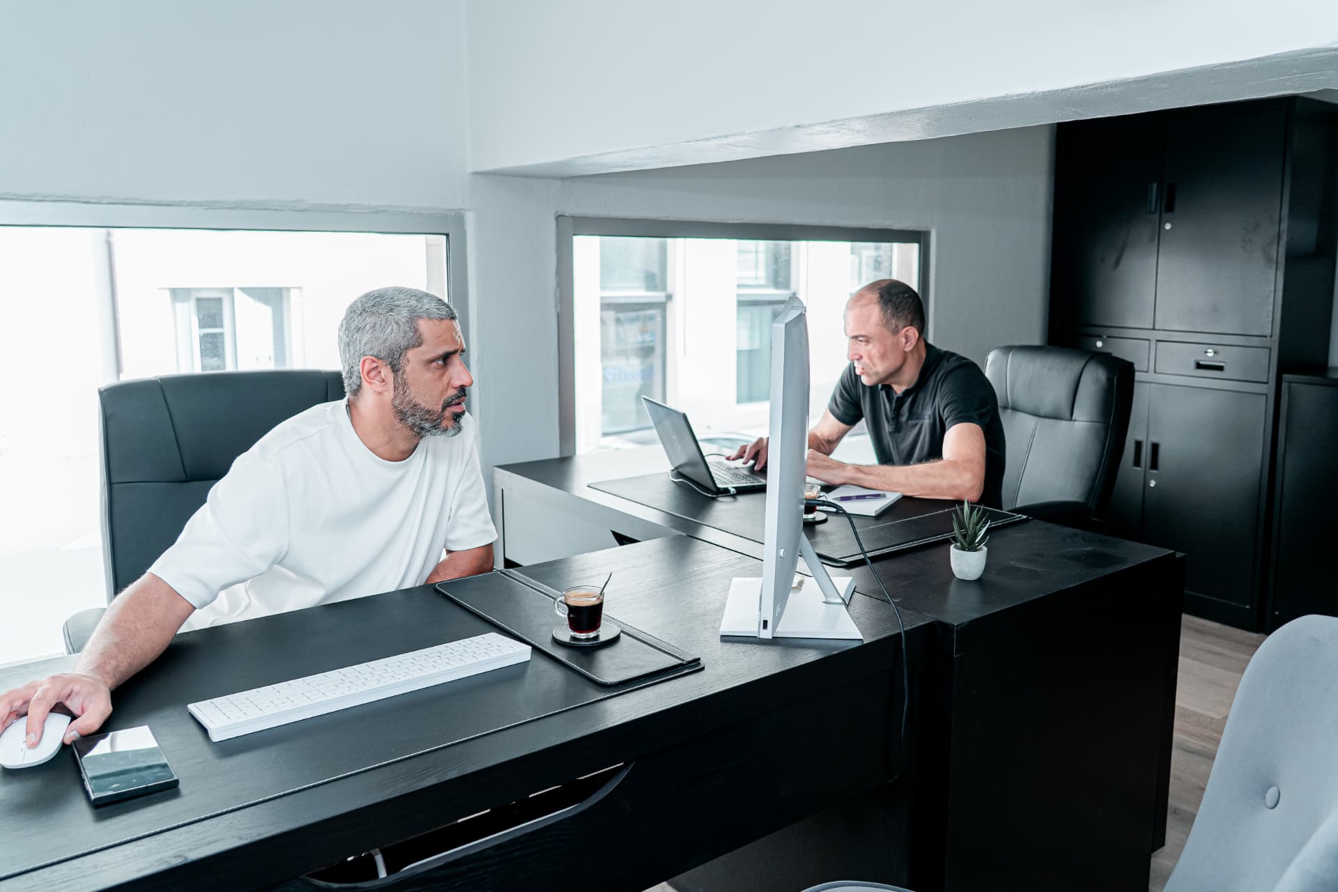 Les associés de Résonance 360 au travail dans leurs bureaux