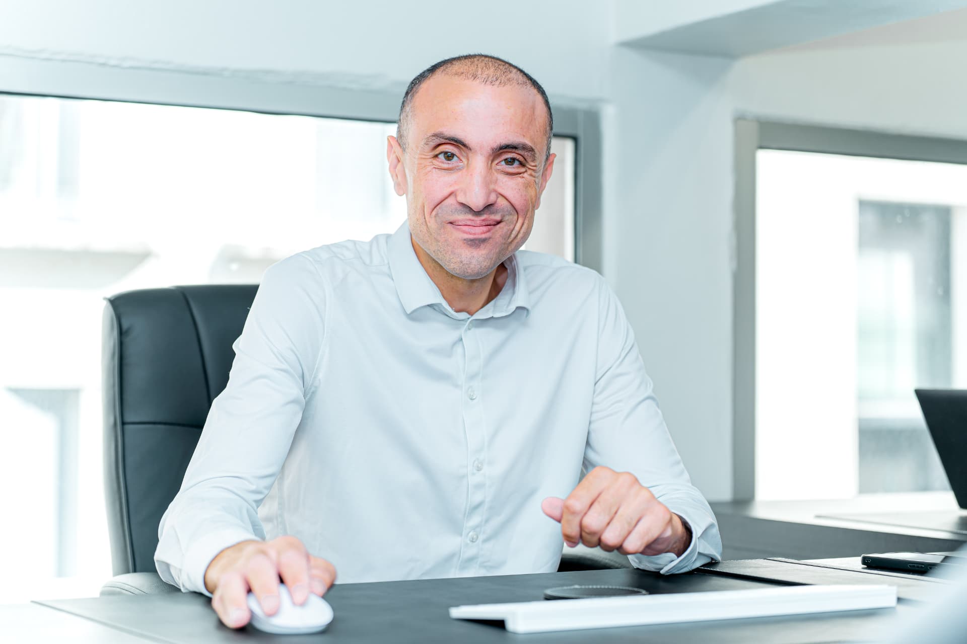 Associé de Résonance 360 à son bureau